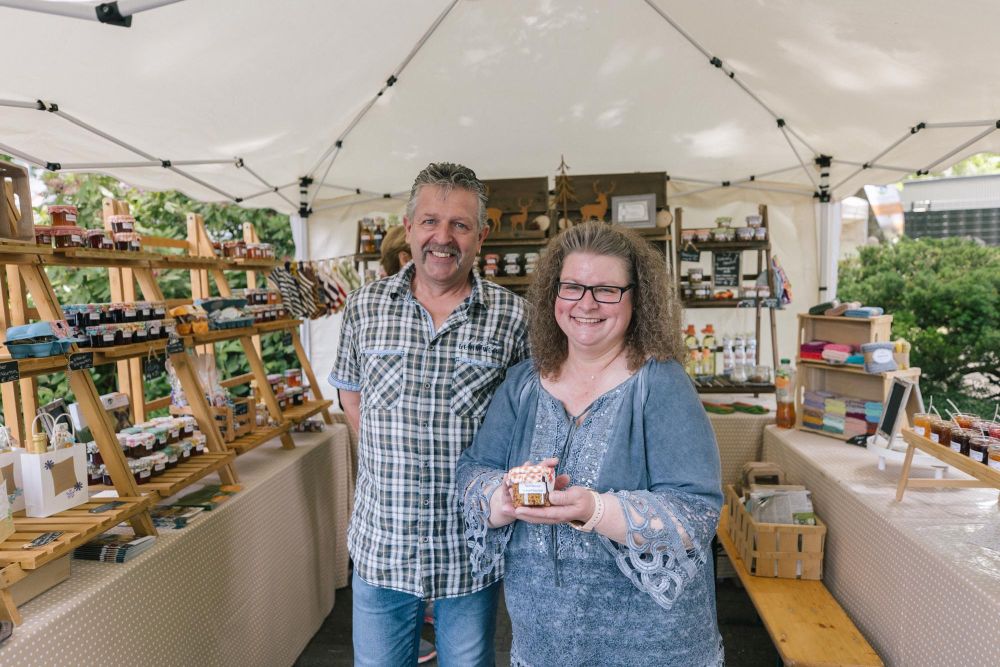 Markt-Beschicker vor ihrem Stand