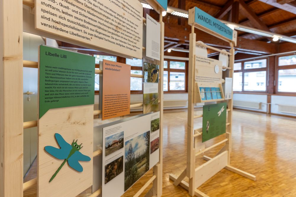 Stellwände der Klima-Wanderausstellung mit Fotos, Texten und Grafiken
