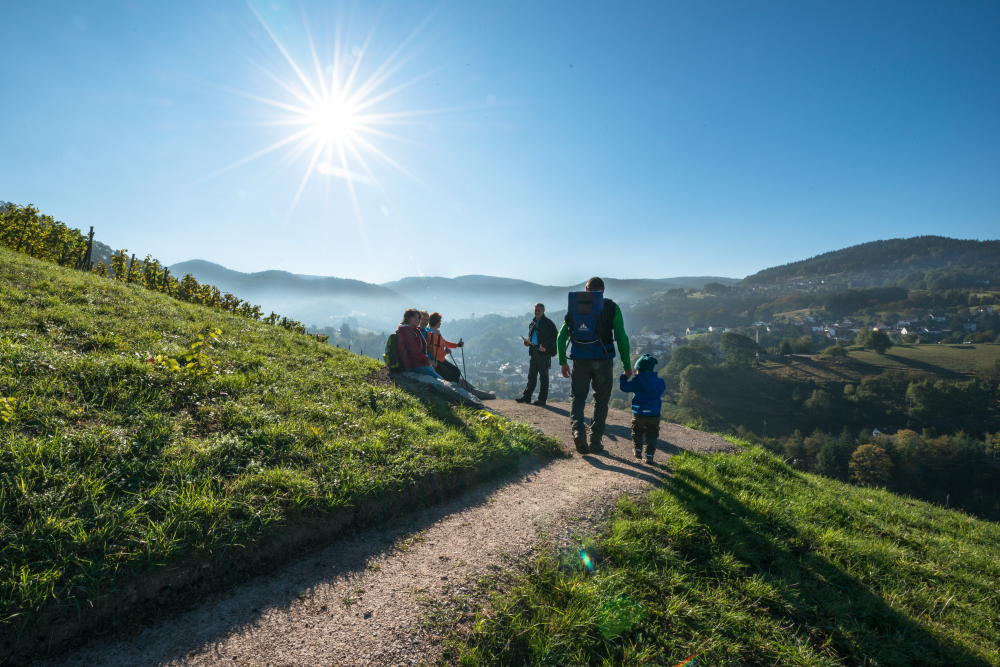 AugenBlick Bühlertal, Familie im Weinberg mit Blick auf Schwarzwaldhügel