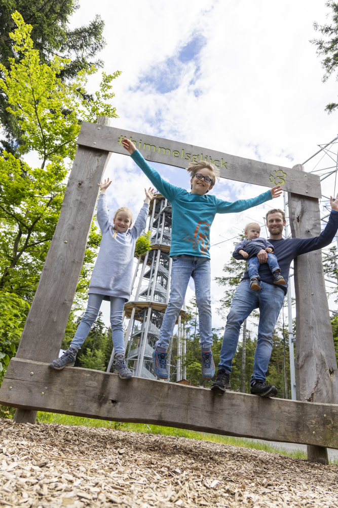 Augenblick Schömberg, Familie in Bilderrahmen vor Turm