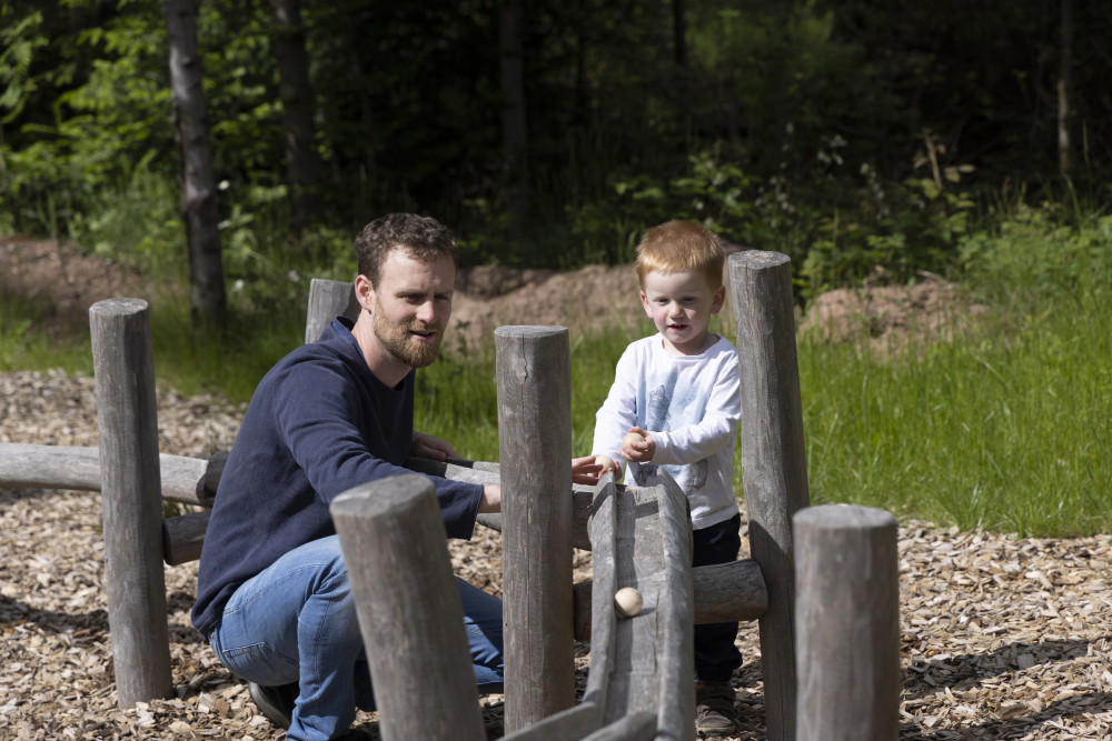 AugenBlick Schömberg, Vater mit Sohn bei Holzmurmelbahn