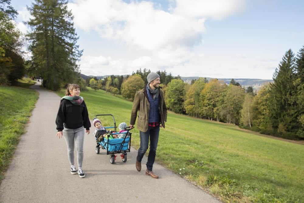 AugenBlick Schramberg-Sulgen, Familie mit Bollerwagen auf ebenem Weg