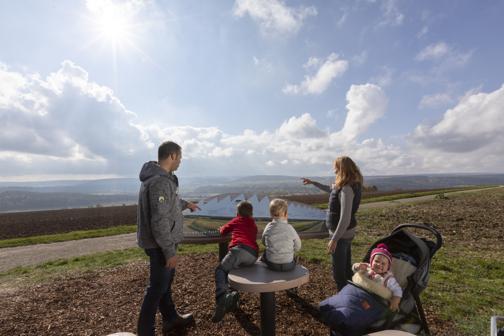 AugenBlick Tiefenbronn, Familie mit Kinderwagen am AugenBlick