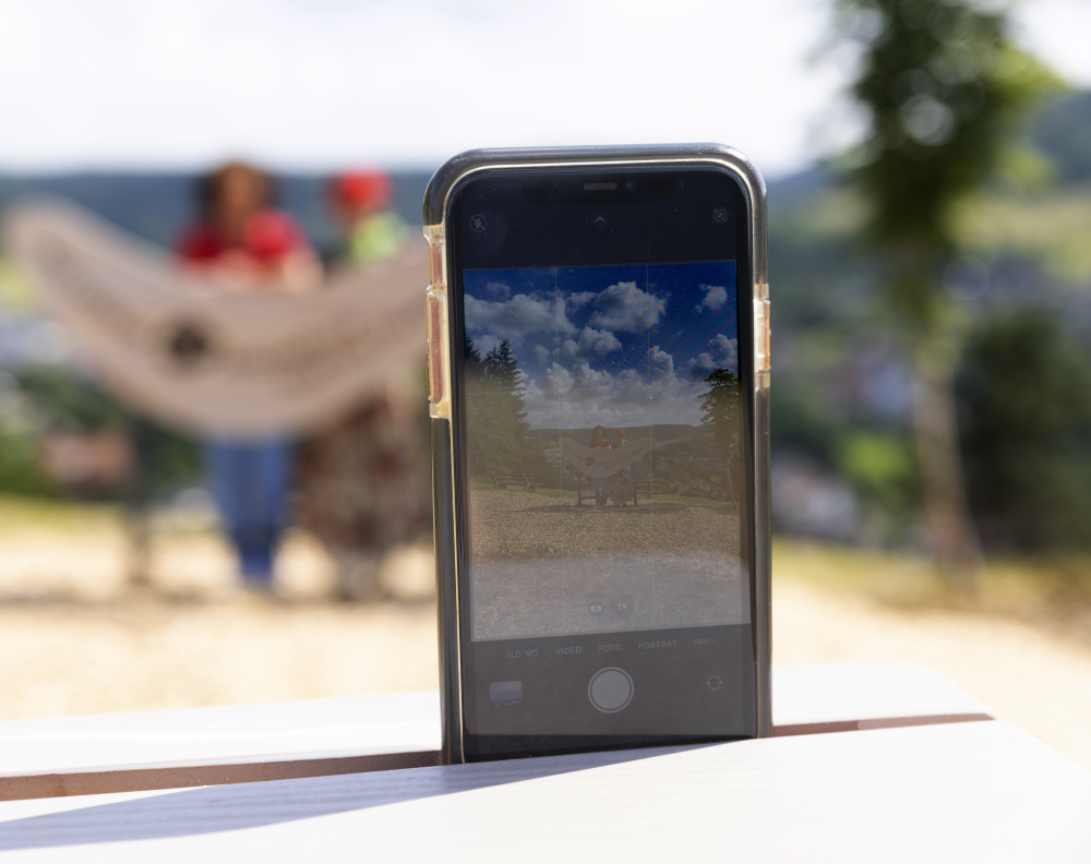 Handy in der Halterung am AugenBlick