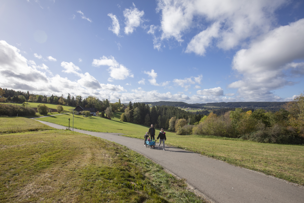 AugenBlick Schramberg-Sulgen, Familie mit Bollerwagen auf einem asphaltierten Weg