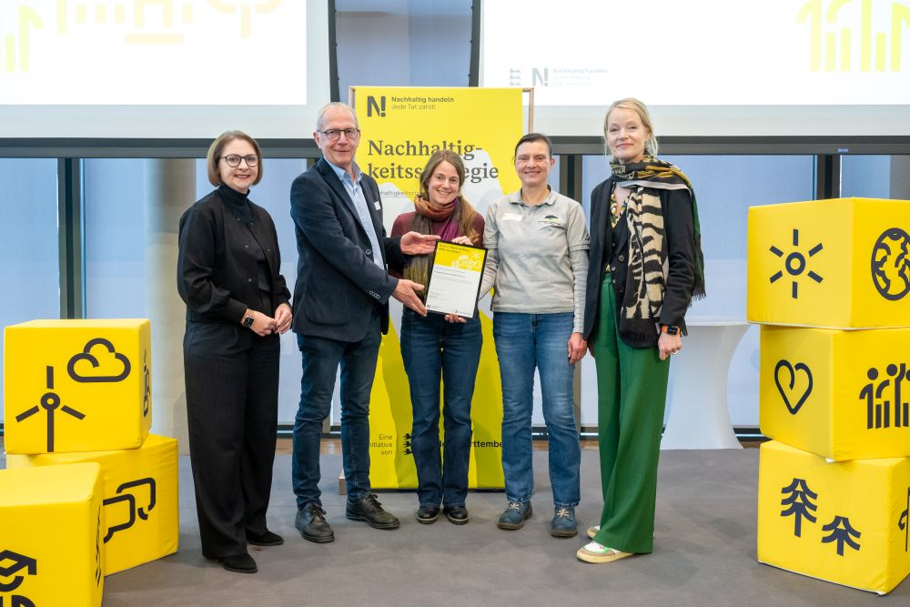 Freuen sich über die BNE-Zertifizierung des Naturparks Schwarzwald Mitte/Nord: Staatssekretärin im Kultusministerium Sandra Boser, Naturpark-Geschäftsführer Karl-Heinz Dunker, Naturpark-Fachbereichsleiterin Bildung & Biodiversität Fränze Stein, Naturpark-Projektmanagerin für die Naturpark-Schulen Manuela Riedling und Umweltministerin Thekla Walker MdL (v. l.).