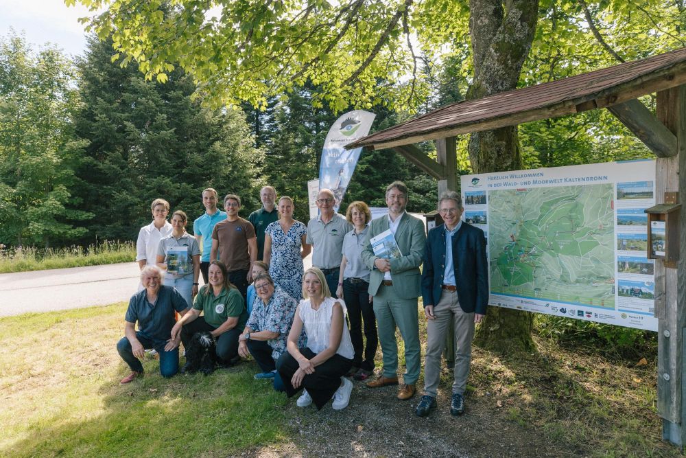 Alle Beteiligten freuen sich über die Umsetzung des Besuchermanagement-Konzepts am Kaltenbronn: Christina Palmer-Diaz, Yvonne Flesch, René Skiba, Jakob Huber, Tobias Volg, Sabine Zenker, Karl-Heinz Dunker, Karin Mußhoff, Landrat & Naturpark-Vorsitzender Prof. Dr. Christian Dusch, Landesforstpräsident Martin Strittmatter, Uwe Baumann, Kristina Schreier, Melanie Mußler, Renate Fischer, Stefanie Bott