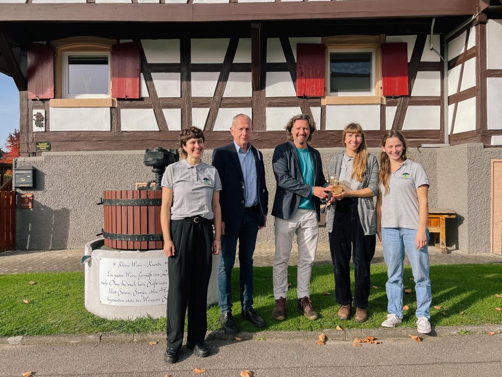 Leiter des Badenova-Innovationsfonds übergibt Förderung symbolisch ans Naturpark-Team.
