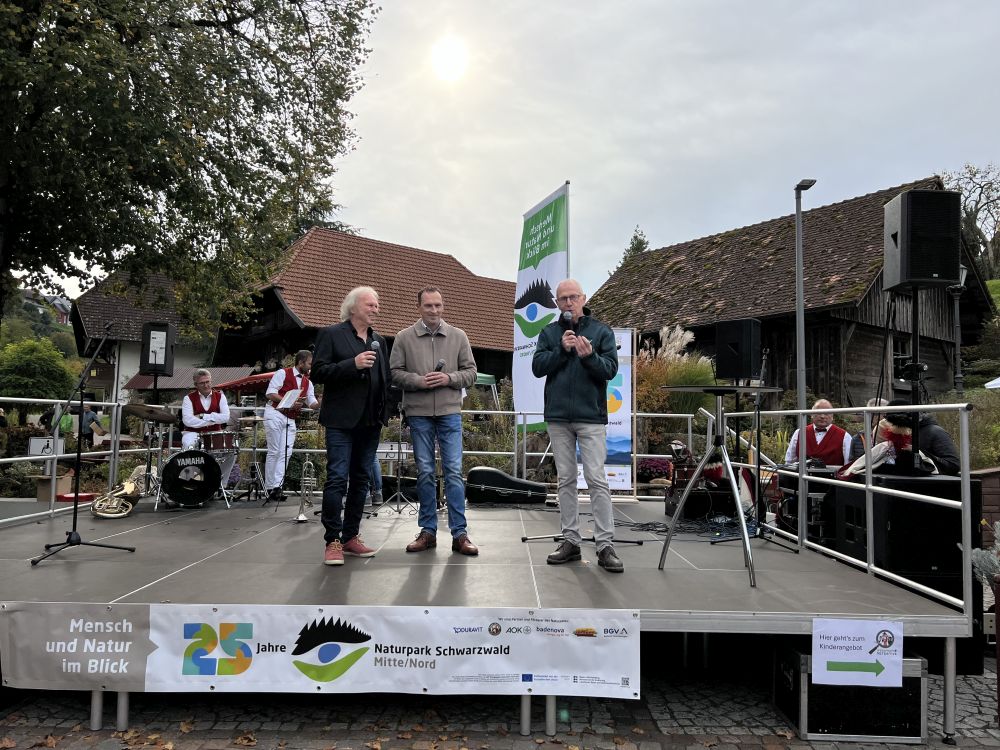 Naturpark-Geschäftsführer Karl-Heinz Dunker hält eine Rede.