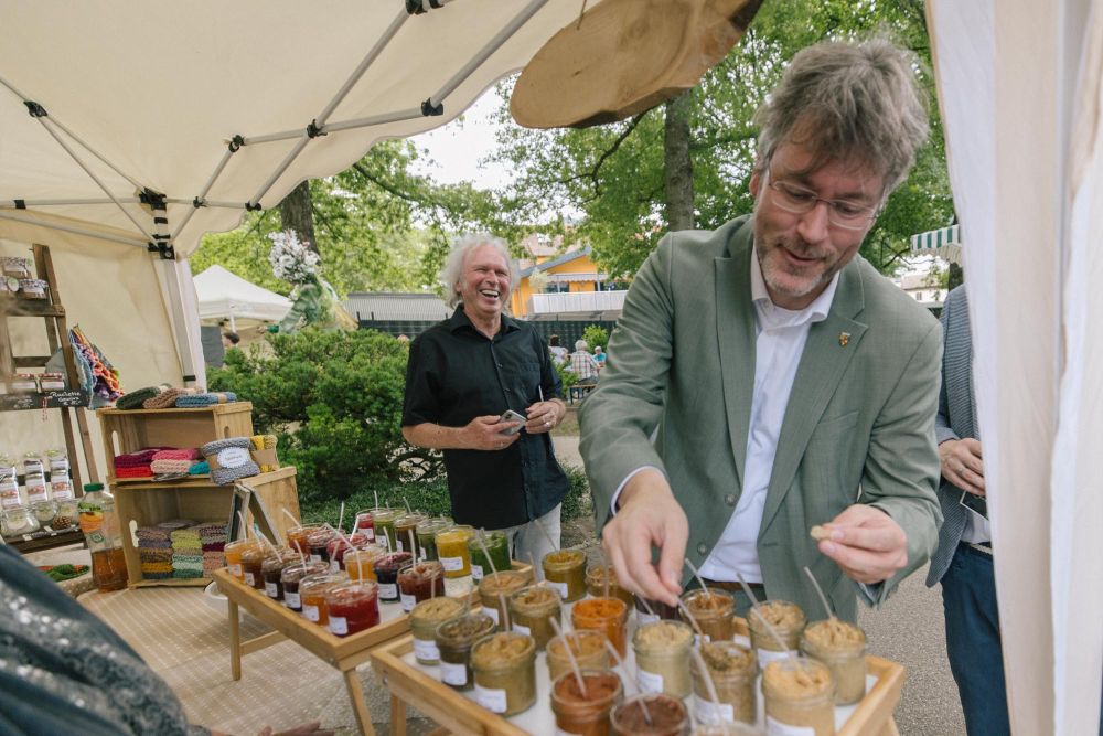 Naturpark-Vorsitzender Prof. Dr. Christan Dusch probiert Brotaufstriche an einem Markt-Stand.