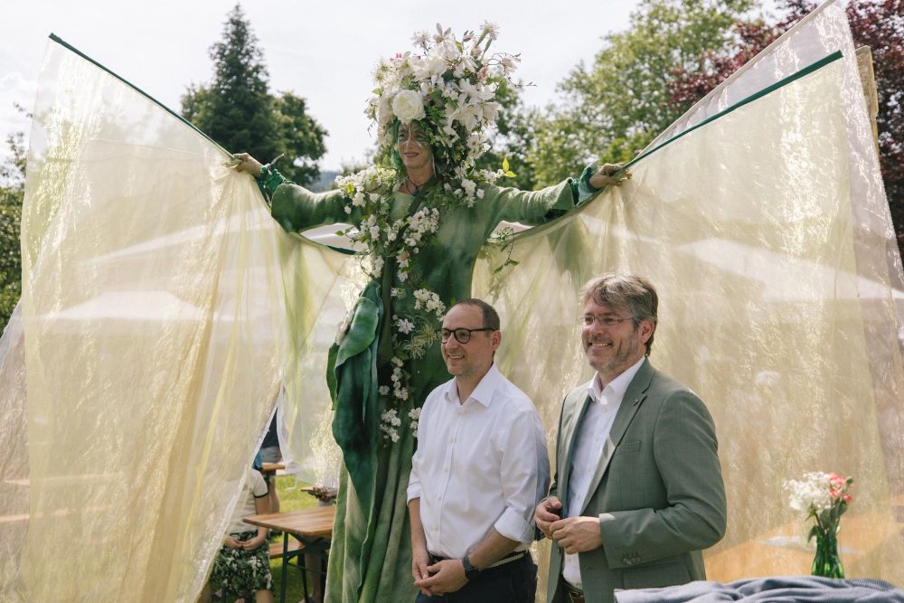 Naturpark-Vorsitzender Landrat Prof. Dr. Christian Dusch mit Loffenaus Bürgermeister Markus Burger und einer Blumenfee auf Stelzen