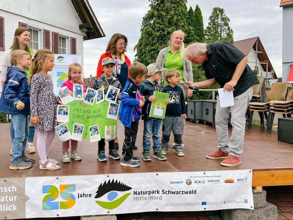 Kinder des Naturpark-Kindergartens in Dornhan werden interviewt.