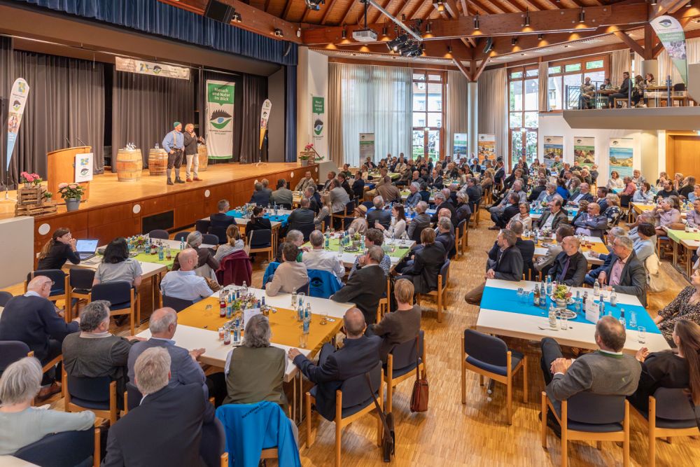 mit Menschen gefüllter Saal mit Blick auf die Bühne