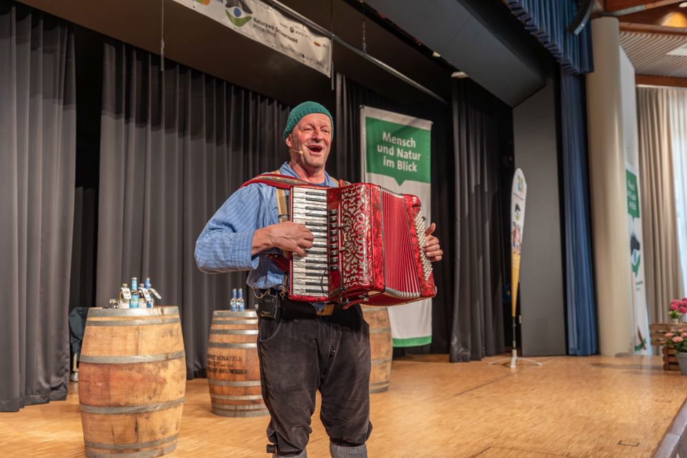 Sänger mit Akkordeon auf der Bühne