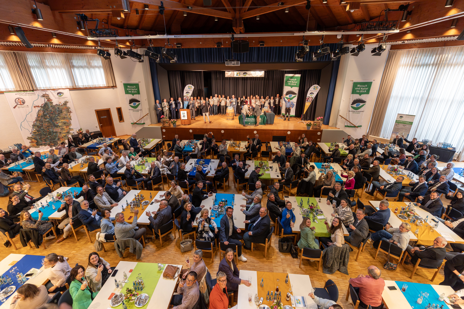mit Menschen gefüllter Festsaal in Bühlertal
