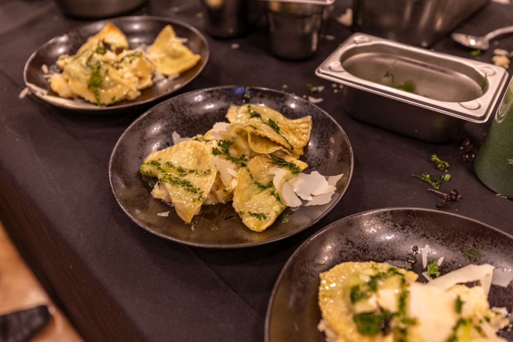 gefüllte Teigtaschen in der Pfanne