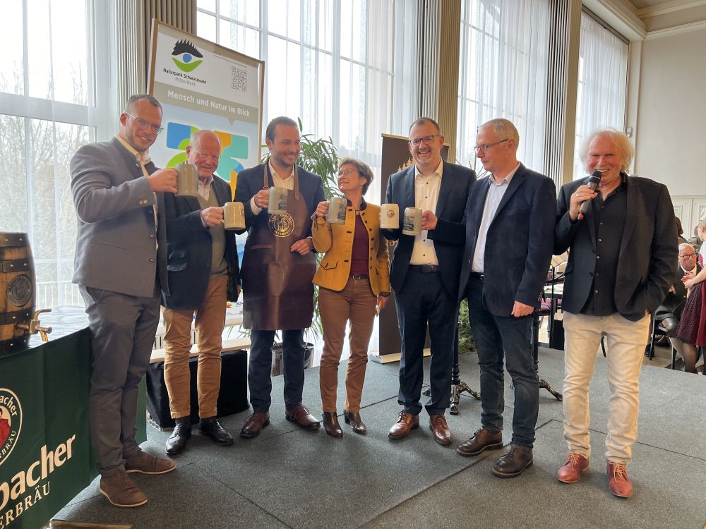 VIP-Gäste prosten sich auf der Naturpark-Genuss-Messe zu.