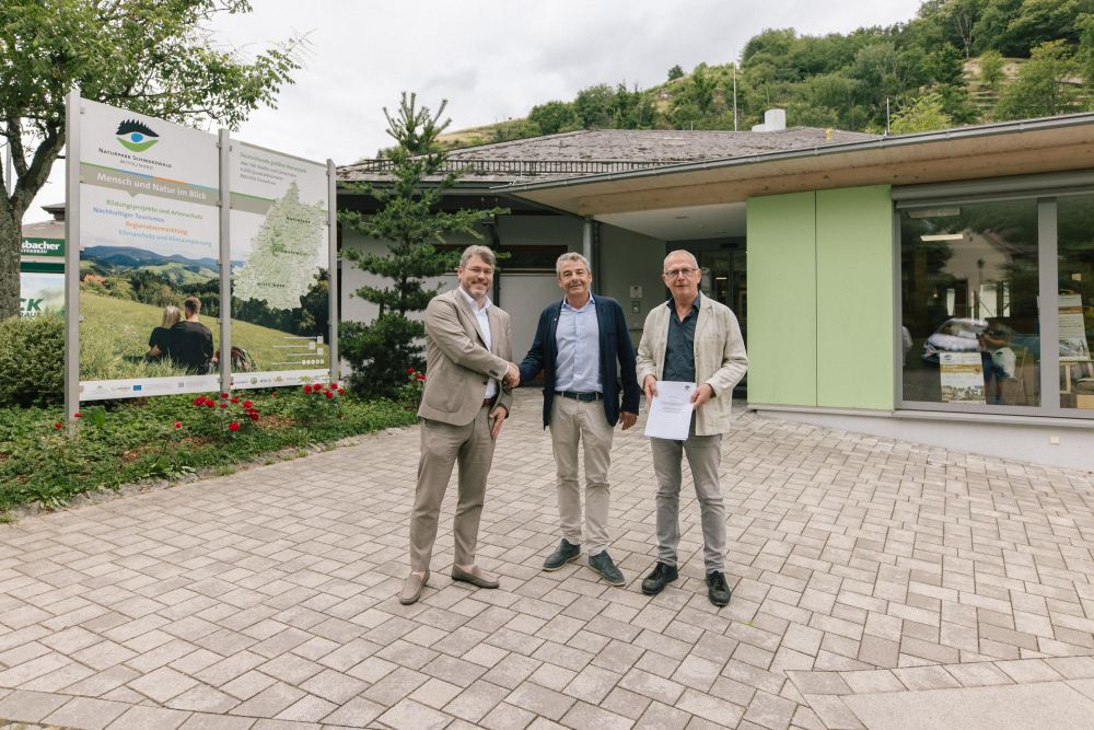 Beim Abschluss der Kooperationsvereinbarung vor der Naturpark-Geschäftsstelle in Bühlertal: der Naturpark-Vorsitzende und Landrat des Landkreises Rastatt Prof. Dr. Christian Dusch, der Vorstandsvorsitzende der Koehler-Gruppe Kai Furler und der Naturpark-Geschäftsführer Karl-Heinz Dunker (v. l.). 