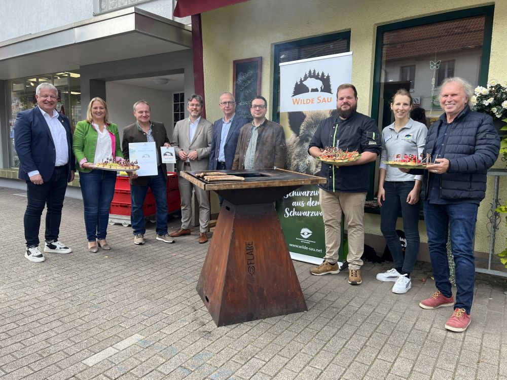 Metzgerei Seeger in Kuppenheim ist erster Wilde Sau-Partner und damit Vorreiter im Land. Darüber freuen sich: Kuppenheims Bürgermeister Karsten Mußler, die Ministerialdirektorin Isabel Kling, Joachim Seeger Senior, der Naturpark-Vorsitzende Landrat Prof. Dr. Christian Dusch, der Naturpark-Geschäftsführer Karl-Heinz Dunker, Yannick und Joachim Seeger Junior, Naturpark-Projektmanagerin Svenja Oberst und Wilde Sau-Koordinator Uwe Baumann (v. l.).
