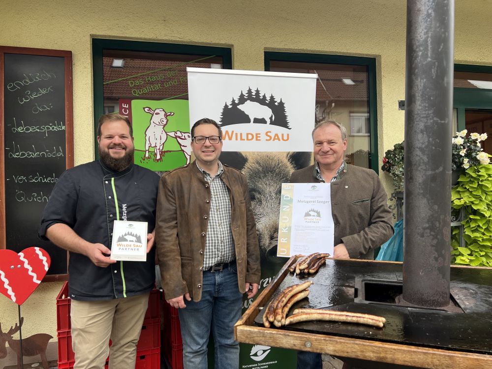 Die Metzgerei Seeger in Kuppenheim ist erster Partner des Naturpark-Projekts „Wilde Sau“. Über die Auszeichnung freuen sich Joachim Seeger Junior, Yannick Seeger und Joachim Seeger Senior (v. l.).