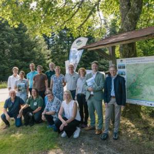 Alle Beteiligten freuen sich über die Umsetzung des Besuchermanagement-Konzepts am Kaltenbronn: Christina Palmer-Diaz, Yvonne Flesch, René Skiba, Jakob Huber, Tobias Volg, Sabine Zenker, Karl-Heinz Dunker, Karin Mußhoff, Landrat & Naturpark-Vorsitzender Prof. Dr. Christian Dusch, Landesforstpräsident Martin Strittmatter, Uwe Baumann, Kristina Schreier, Melanie Mußler, Renate Fischer, Stefanie Bott
