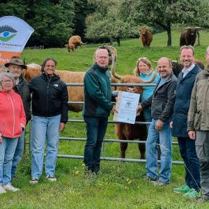 Freuen sich über das Prädikat „Naturpark-Partner“: der Leiter des Forstamts Baden-Baden Thomas Hauck, der Erste Bürgermeister der Stadt Baden-Baden Alexander Wieland, Axel und Christine Baumann mit Naturpark-Geschäftsführer Karl-Heinz Dunker, Naomie, Dieter und Maria Baumann (v. r.).