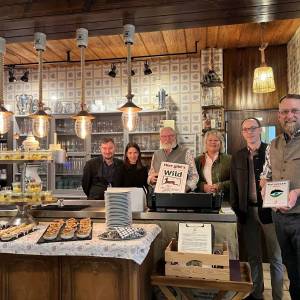 Freuen sich über die Auszeichnung als Naturpark-Wirt: Arno Peiffer vom Landcafé Baiermühle, Dr. Fabian Müller und Elke Marko Neugebauer von der Kreisjägervereinigung Calw, Ralf Bischoff von der Baiermühle, die Stellv. Naturpark-Geschäftsführerin Yvonne Flesch und der Stellv. Vorsitzende der Naturpark-Wirte Dennis Stoll (v. r.).