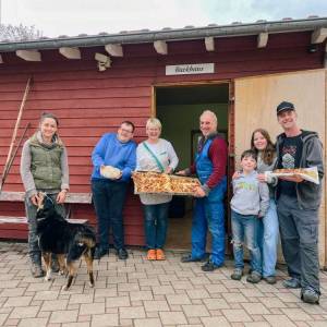 Familie Reiser vor dem Bauckhäusle mit Gästen und frisch gebackenen Hefezöpfen