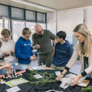 Naturpark-Projektmanager im Gespräch mit Schülerinnen und Schülern.
