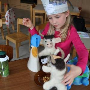 Ein Mädchen spielt mit Handpuppen