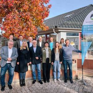 Freuen sich über den Start der Humus-Wasser-Modellregion des Naturparks Schwarzwald Mitte/Nord im Kinzigtal: hintere Reihe v. l.: Oberharmersbachs Bürgermeister & Stellv. Naturpark-Vorsitzender Richard Weith, der Erste Landesbeamte des Ortenaukreises Dr. Nikolas Stoermer, der Naturpark-Geschäftsführer Karl-Heinz Dunker, Hofstettens Bürgermeister Martin Aßmuth, Richard Tuth vom Innovationsfonds Klima- und Wasserschutz der badenova, und die Naturpark-Fachbereichsleiterin Klimaschutz und Klimaanpassung Helena Böddeker. vordere Reihe v. l.: Ohlsbachs Bürgermeister Bernd Bruder, Ortenbergs Bürgermeisterin Amalia Lindt-Herrmann, Reichenbachs Ortsvorsteher Markus Späth, die Naturpark-Projektmanagerinnen Helen Orth und Irmela Klöble und Fischerbachs Bürgermeister Thomas Schneider.