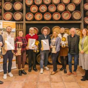 Ehrung der Gründungsmitglieder der Naturpark-Wirte: Naturpark-Geschäftsführer Karl-Heinz Dunker, die Naturpark-Wirte Stefan Junghanns in Vertretung seines Vaters Eberhard vom Landgasthof Hirschen in Oberwolfach, Max und Pia Lamparth vom Landgasthof Rössle in Straubenhardt, Heiko Fahrner von der Kniebis-Hütte in Freudenstadt (damals Hotel Schliffkopf) mit Ministerialdirektorin Isabel Kling, Regina Autenrieth von DEHOGA Tourismus Baden-Württemberg, Uwe Baumann und Alpirsbachs Bürgermeisterin Vanessa Schmidt (v. l.).