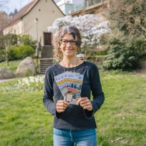 Die Regionalmanagerin der Bio-Musterregion Mittelbaden+, Dr. Laura Willer, präsentiert das diesjährige Programm der Bio-Musterregion Mittelbaden+ mit über 100 Events.  Bildrechte: Johannes Nickel/Naturpark Schwarzwald Mitte/Nord e. V.; frei zur einmaligen Verwendung nur in Verbindung mit einer redaktionellen Berichterstattung über den Naturpark.