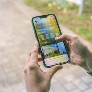 Smartphone zeigt die Startseite der neuen Naturpark-Webseite 