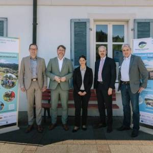 Präsentieren im Rahmen der diesjährigen Mitgliederversammlung das Jahresprogramm des Naturparks Schwarzwald Mitte/Nord: Der Stellv. Naturpark-Vorsitzende Richard Weith (Bürgermeister Oberharmersbach), der Naturpark-Vorsitzende Prof. Dr. Christian Dusch (Landrat Landkreis Rastatt), die Stellv. Naturpark-Geschäftsführerin Yvonne Flesch, Schiltachs Bürgermeister Thomas Haas und Christian Schütt von der Naturpark-Förderung (v. l.).  Bildrechte: Johannes Nickel/Naturpark Schwarzwald Mitte/Nord e. V.; frei zur einmaligen Verwendung nur in Verbindung mit einer redaktionellen Berichterstattung über den Naturpark.