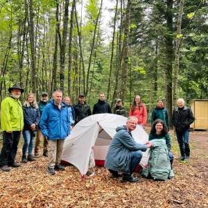 Ein Gemeinschaftsprojekt: das neue Trekking-Camp in Dobel.  Hier bei der Eröffnung:  vordere Reihe: Naturpark-Projektmanagerin Lilli Wahli mit Dobels Bürgermeister Christoph Schaack  hintere Reihe v. r.: der Naturschutzbeauftragte des Landkreises Calw Michael Conrad, die Stellv. Naturpark-Geschäftsführerin Yvonne Flesch, Dobels Tourismusleiterin Rahel Schilling, Katrin Dürr von Forst BW, René Skiba von Tourismus Nördlicher Schwarzwald, Patrick Schönthaler vom gleichnamigen Forstbetrieb, Heide Glasstetter von Schwarzwald Tourismus, Camp-Kümmerer Andreas Windhab, Andreas Werner und Kristine Weis von der Unteren Forstbehörde des Landratsamtes Calw und Camp-Kümmerer Peter Grambart.