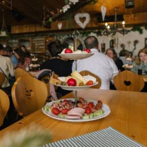 Etagere mit Obst, Gemüse, Käse und Wurst auf einem Tisch