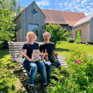 Catherina Haessler und Partner Benjamin Sixt vor der Dorfscheune und den beiden Tiny Houses in Schömberg