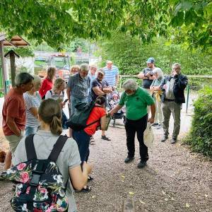Schwarzwald-Guide Martin Hämmerle zeigt Tierspuren in einer Sandkiste.