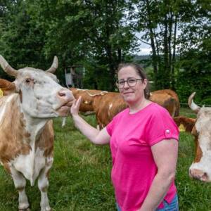 Nadine Göz mit Kühen auf der Weide