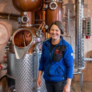 Verena Schmieder in der Brennerei