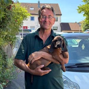 Porträtbild Thomas Bauer mit Hundewelpen