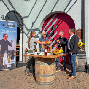 Der Naturpark Schwarzwald Mitte/Nord verleiht dem Weingut Tobias Köninger für seinen Einsatz zum Erhalt der Kulturlandschaft das Prädikat „Naturpark-Partner“. Hier bei der Übergabe der Urkunde vorm Weingut in Kappelrodeck: Kappelrodecks Bürgermeister Stefan Hattenbach, Tobias und Otmar Köninger mit Naturpark-Projektmanagerin Janina Hutt (v. r.).