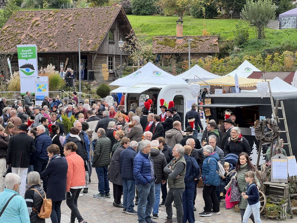 Viele Menschen laufen über einen Markt