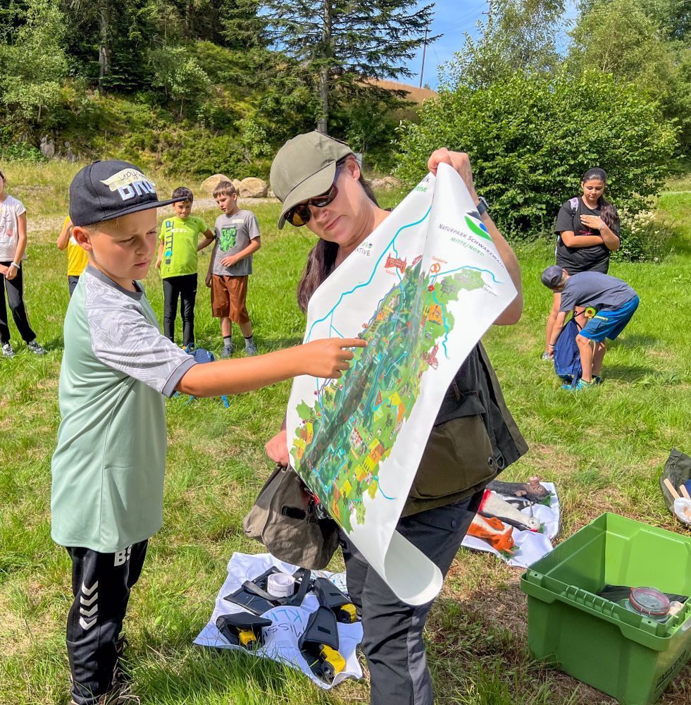 Ein Schüler zeigt auf die Naturpark-Karte.