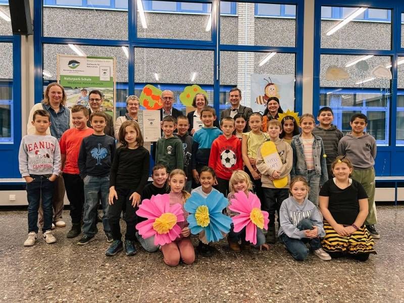 Die Neuwindeck-Schule in Lauf trägt nun das Prädikat „Naturpark-Schule“. Darüber freuen sich: die Koordinatorin der Naturpark-Schule Sandra Knopf, der Schulamtsdirektor des Staatlichen Schulamts in Offenburg Bernd Sandhaas, die Schulleiterin Manuela Seydel, der Naturpark-Geschäftsführer Karl-Heinz Dunker, Laufs Bürgermeisterin Bettina Kist, der Erste Landesbeamte des Ortenaukreises Dr. Nikolas Stoermer und die Naturpark-Projektmanagerin Manuela Riedling mit Schülerinnen und Schülern der Neuwindeck-Schule (v. l.).