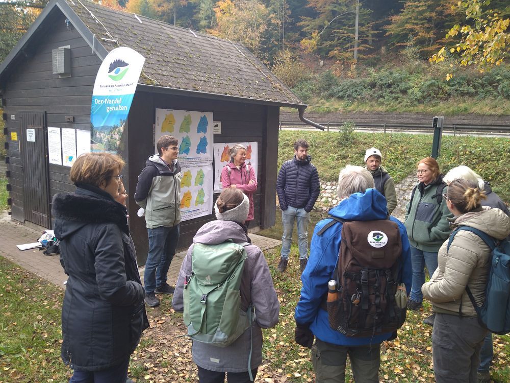 Menschen an einem Fluss