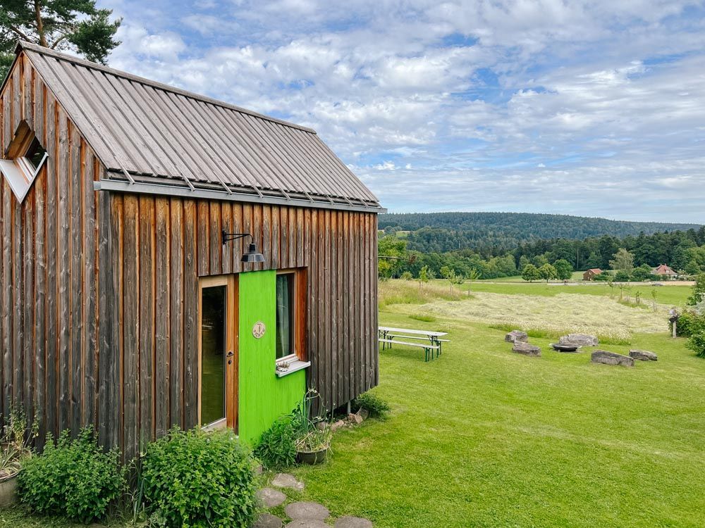 Tiny House mit Wiese und Streuobstwiese sowie Blick auf Wald