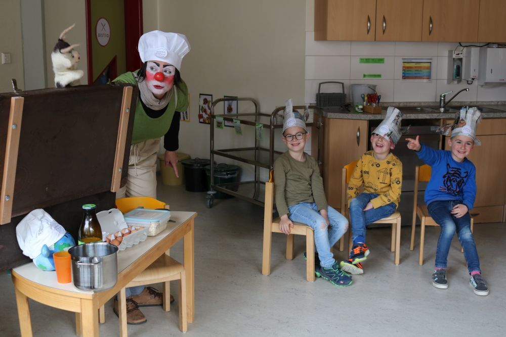 Kinder lachen über Clownsspiel