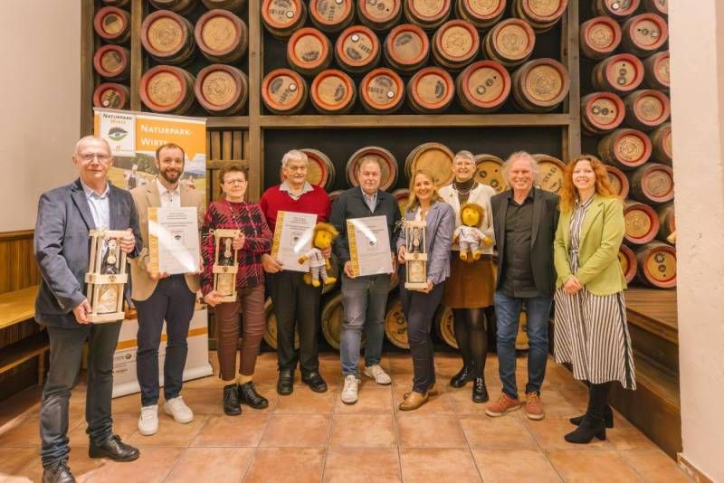 Ehrung der Gründungsmitglieder der Naturpark-Wirte: Naturpark-Geschäftsführer Karl-Heinz Dunker, die Naturpark-Wirte Stefan Junghanns in Vertretung seines Vaters Eberhard vom Landgasthof Hirschen in Oberwolfach, Max und Pia Lamparth vom Landgasthof Rössle in Straubenhardt, Heiko Fahrner von der Kniebis-Hütte in Freudenstadt (damals Hotel Schliffkopf) mit Ministerialdirektorin Isabel Kling, Regina Autenrieth von DEHOGA Tourismus Baden-Württemberg, Uwe Baumann und Alpirsbachs Bürgermeisterin Vanessa Schmidt (v. l.).